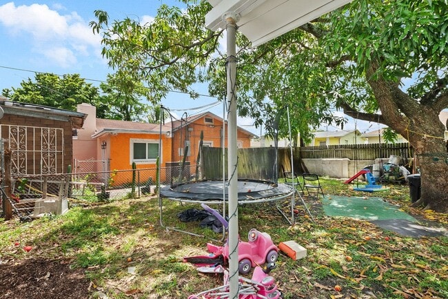 Building Photo - Charming 3-Bedroom Home in Miami - Comfortable Living in a Prime Location