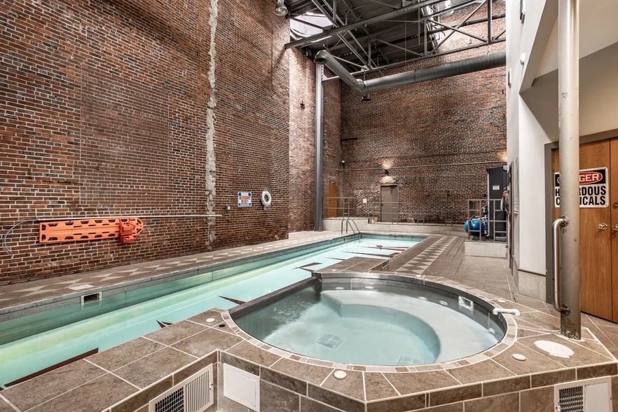 Indoor pool, sauna, and jacuzzi/hot tub - 611 N Park Ave