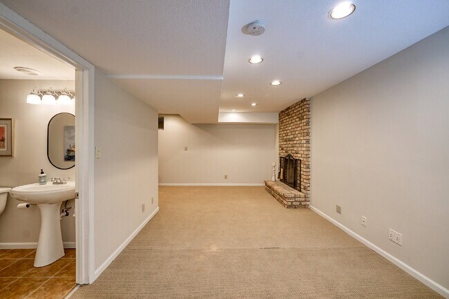 Building Photo - "Charming 3-Bed Townhouse with Scenic View...