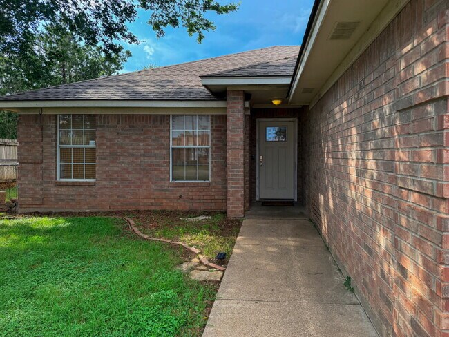 Building Photo - 3 Bedroom, 2 Bath Home in Cleburne, TX!