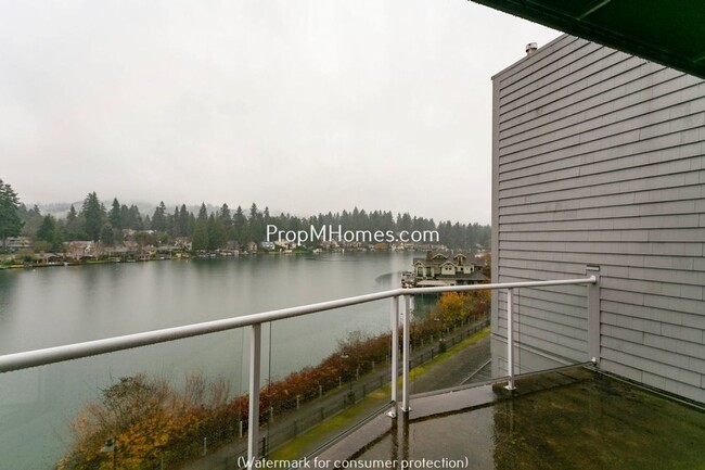 Building Photo - Top Floor Two Bedroom Lakefront Condo in D...