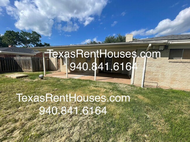 Building Photo - Gorgeous Home with updates and space!