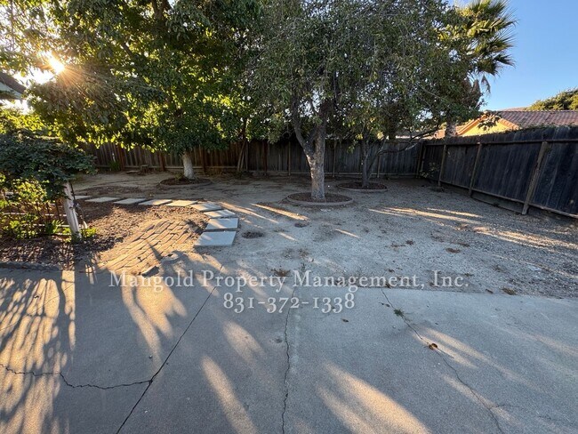 Building Photo - 22490 Ferdinand Dr
