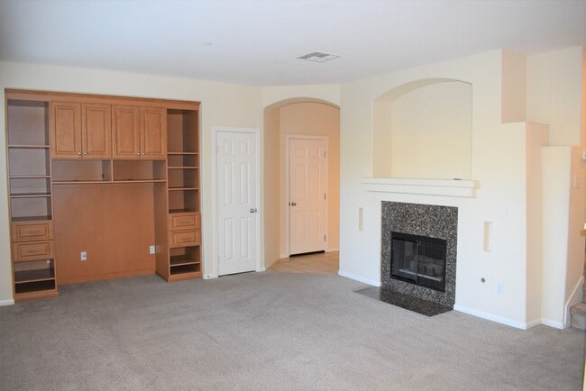 Building Photo - 3 Bedroom 2.5 Bath Townhome in Gated Commu...