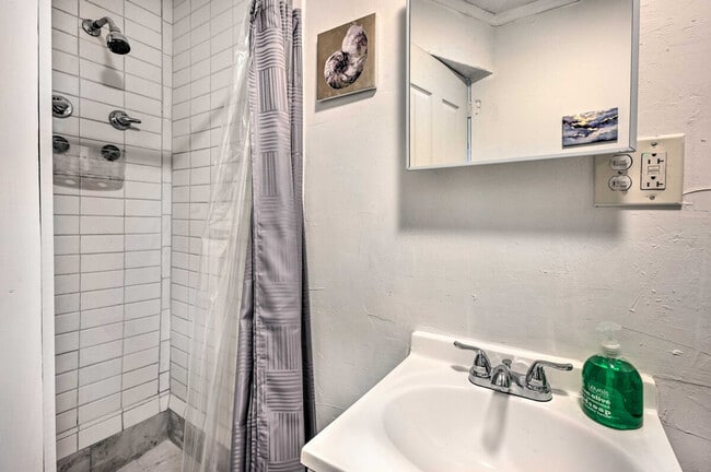 Building Photo - 7736 Sue Ellen Dr