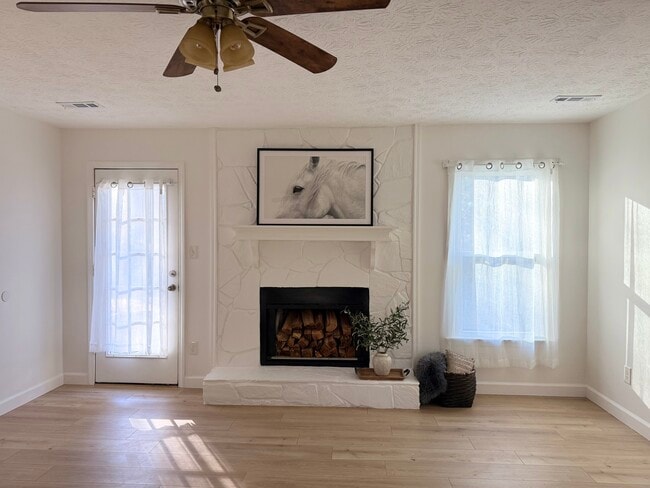 Building Photo - 717 Redwood Park