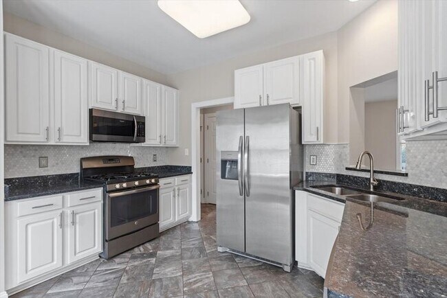 Building Photo - Spacious 4 Bedroom Raleigh Home - Fenced i...