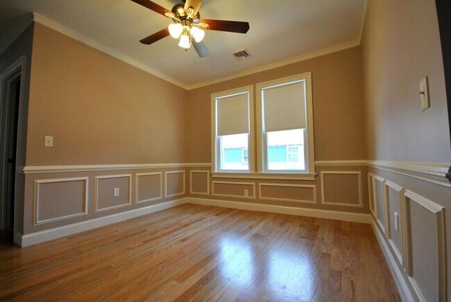 Building Photo - Oak Sq. Brighton 3-bed with Parking