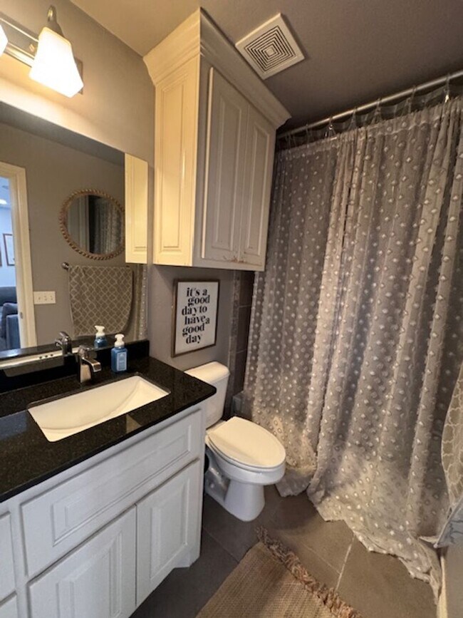 Building Photo - WOW! This home has it all, 3 full bathrooms, 5 true bedrooms AND a bonus room. great outdoor spac...