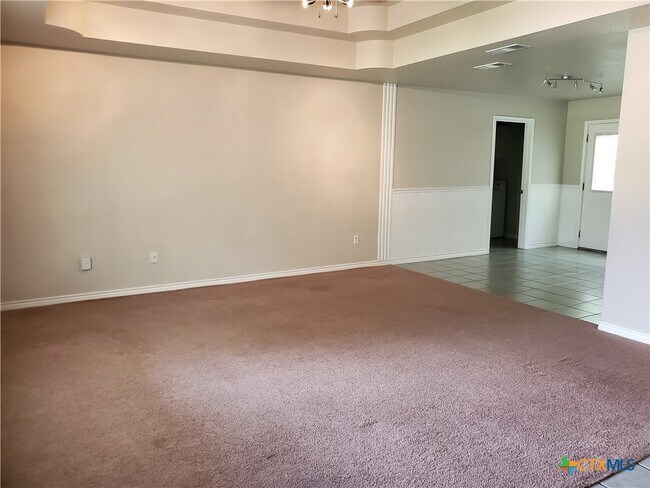 Building Photo - 136 Royal Crest Cir