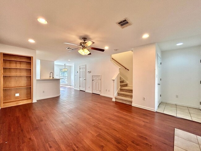 Building Photo - Charming 2-bedroom, 2.5-bathroom home at The Arbors at Riverside