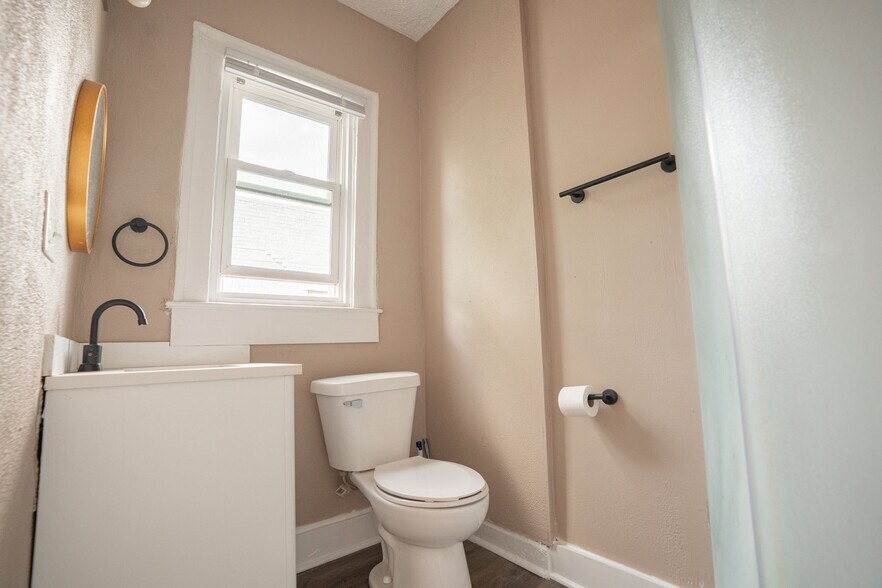 Building Photo - 1918 W Washington St