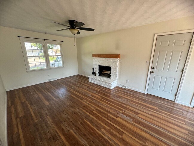 Building Photo - 3 bed 1.5 bath home in Bettendorf!