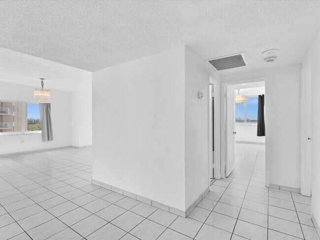 Building Photo - 500 Bayview Dr