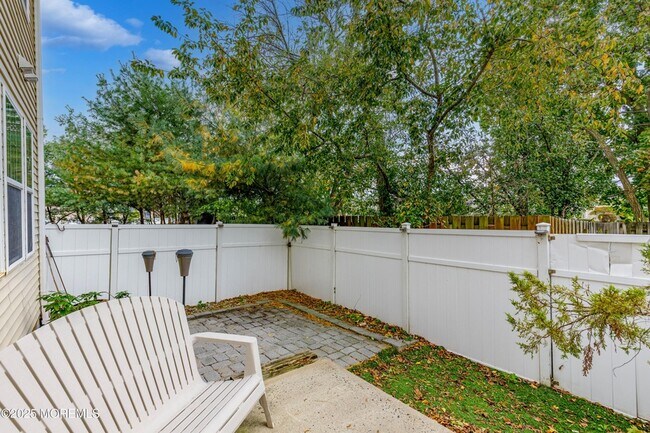 Building Photo - 100 Pine St