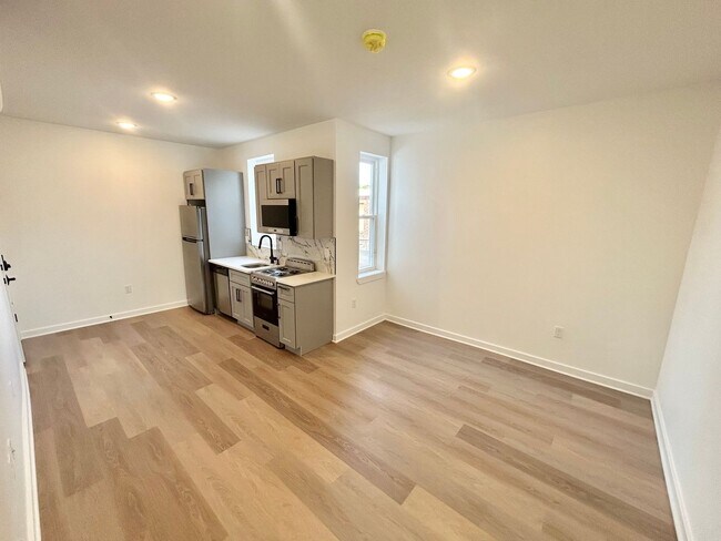 Building Photo - 2725 W Girard Ave