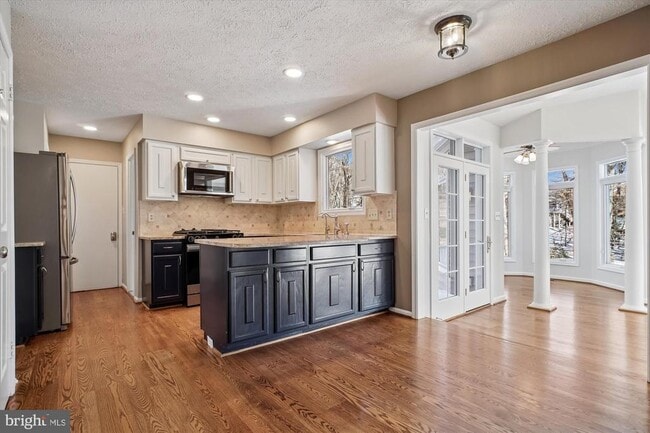 Building Photo - 4623 University Dr