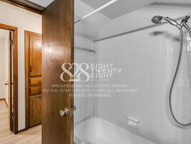 Building Photo - AVAILABLE NOW! Charming 3 Bed/1.5 Bath Single Family Home in West Norman