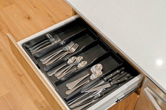 Building Photo - 6044 N Winthrop Ave