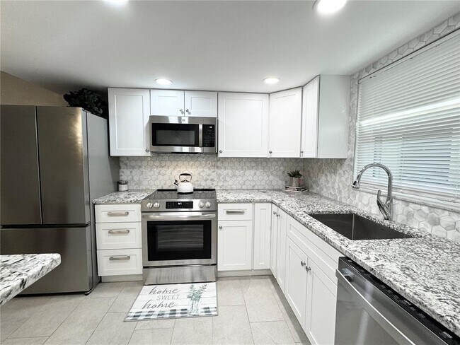 Building Photo - 1100 E Bay Dr