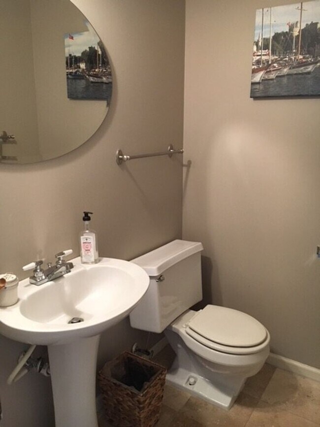 Building Photo - 2BD + Office Space/2.5 Bath - Townhome in ...