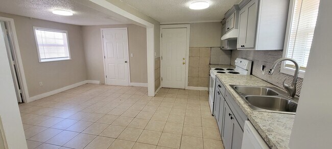 Building Photo - UPDATED COUNTRY PROPERTY