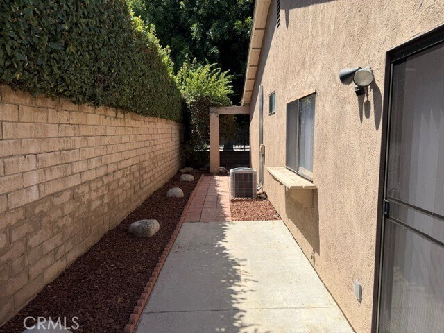 Building Photo - 2324 Raintree Dr