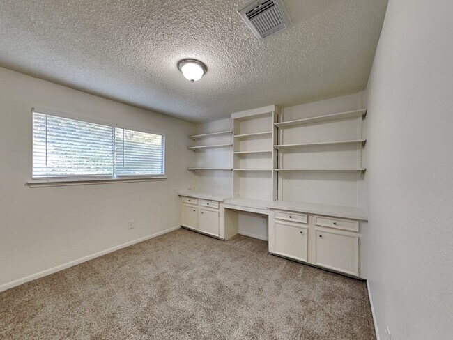 Building Photo - 3822 Stillview Dr