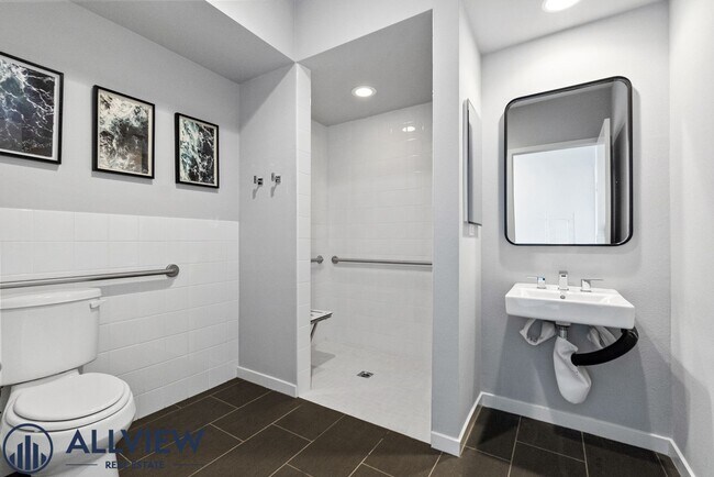 Building Photo - Beautiful three story live/work townhome i...