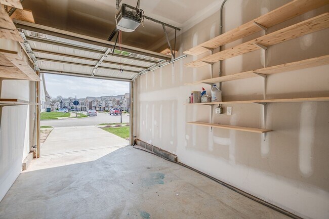 Building Photo - 3125 Sassafras Ln