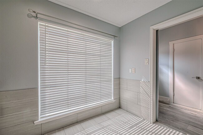 Building Photo - 7700 Creekbend Dr