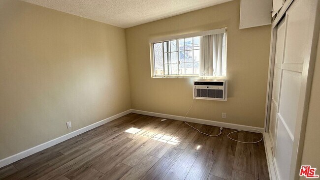 Building Photo - 443 S Wilton Pl