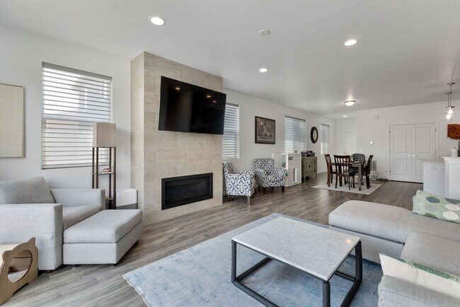 Building Photo - 4 Bedroom, 2 bath in Fort Collins - Backs ...