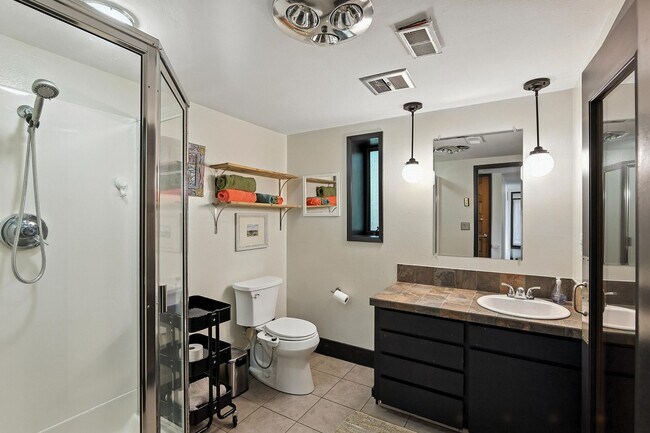 Building Photo - Stunning 1 Bed + Bonus Room/1 Bath Lower-L...