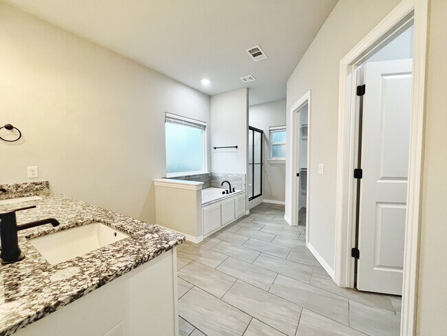 Building Photo - 327 W Kinniburgh Dr