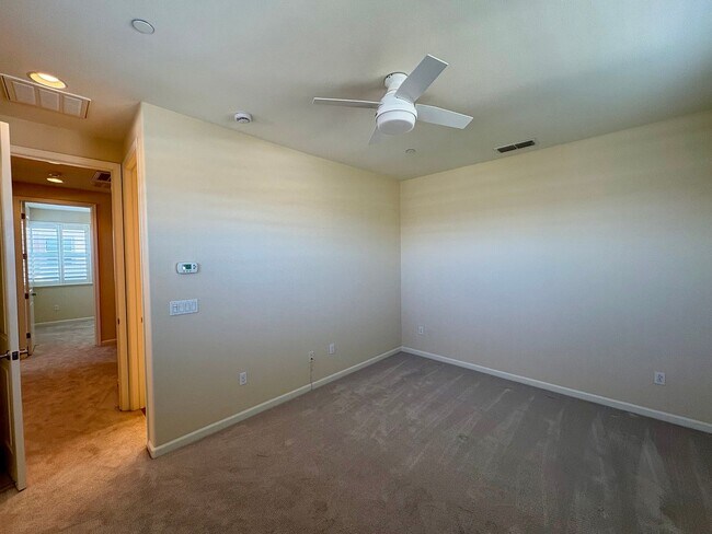 Building Photo - Spacious 4-Bedroom Townhouse