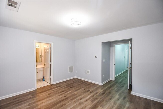 Building Photo - 2201 Landing Walk Dr