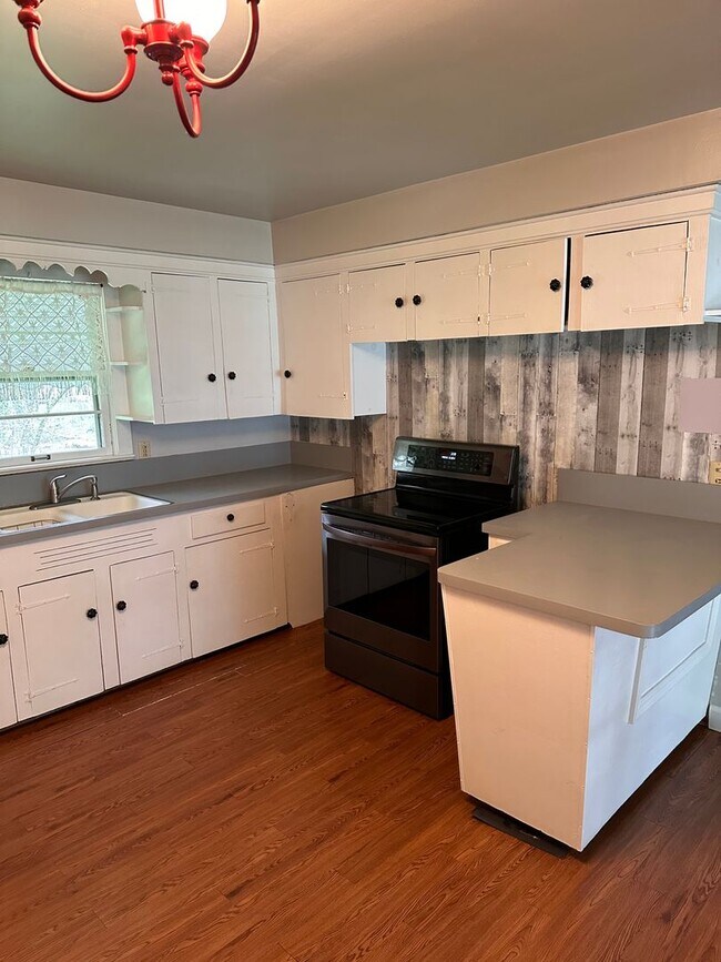 Building Photo - Beautiful house with Mentor charm!