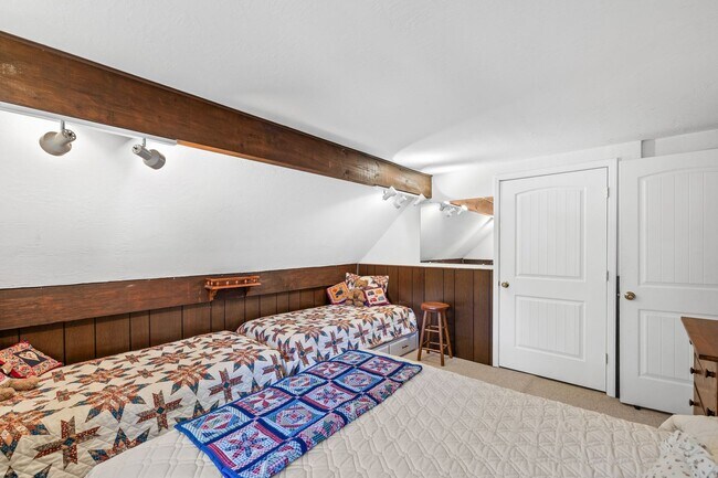 Building Photo - 3 bedroom, 2 bathroom, Spacious Scenic Munds Park Home!