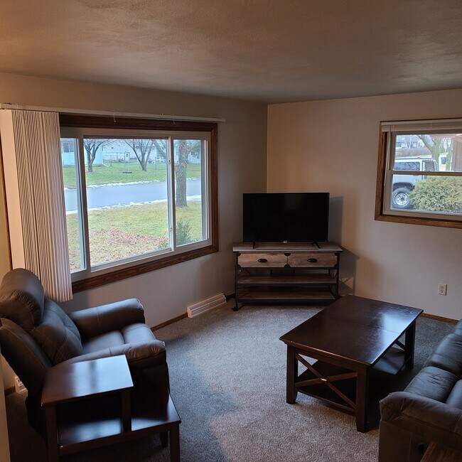 Building Photo - 2141 Country Ln