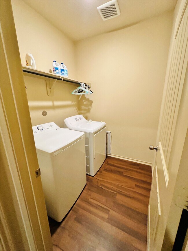 Building Photo - 5202 Lilac Hollow Ln