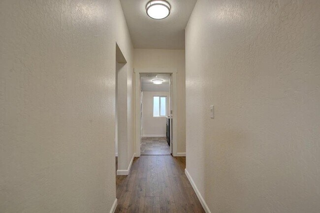 Building Photo - 830 W 12th St