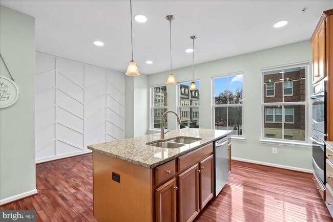 Building Photo - 702 Sentry Square