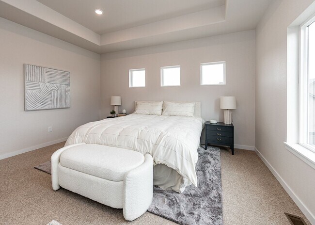 Building Photo - 3 Bedroom End Unit Luxury Townhome in Moun...