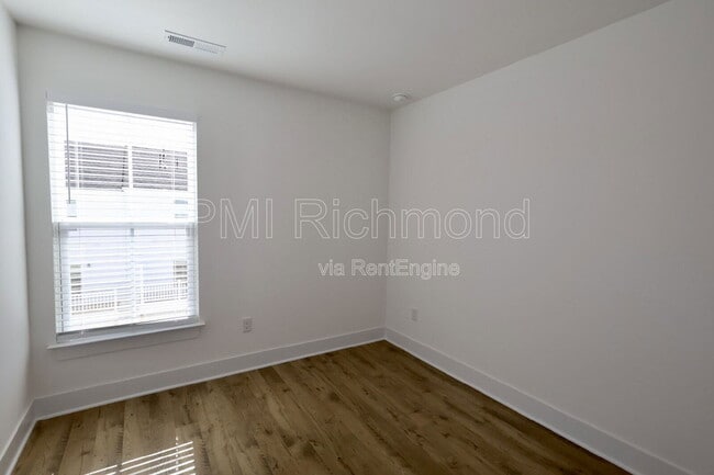 Building Photo - 15325 Sunray Wy
