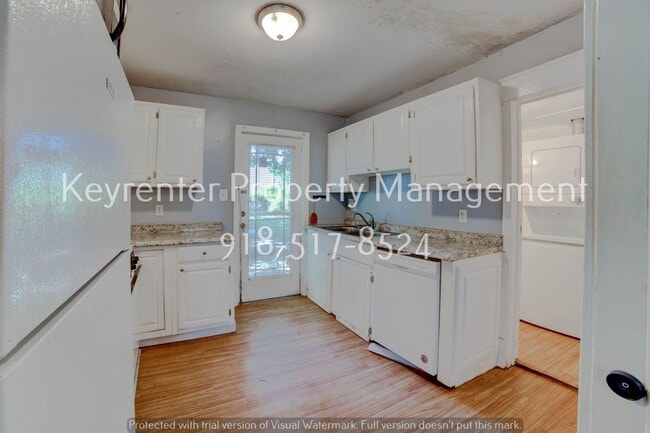 Building Photo - E 4th Street Duplex
