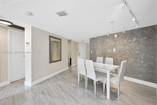 Building Photo - 3101 N Country Club Dr