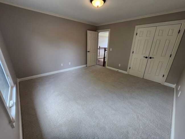 Building Photo - Gorgeous 4/3.5 with amazing back patio!
