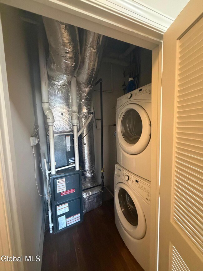 Building Photo - 733 Broadway