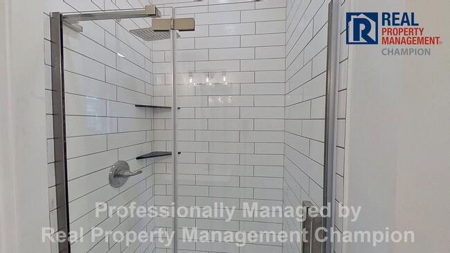 Building Photo - Freshly Renovated Minutes to downtown Wilmington dining, with off-street parking